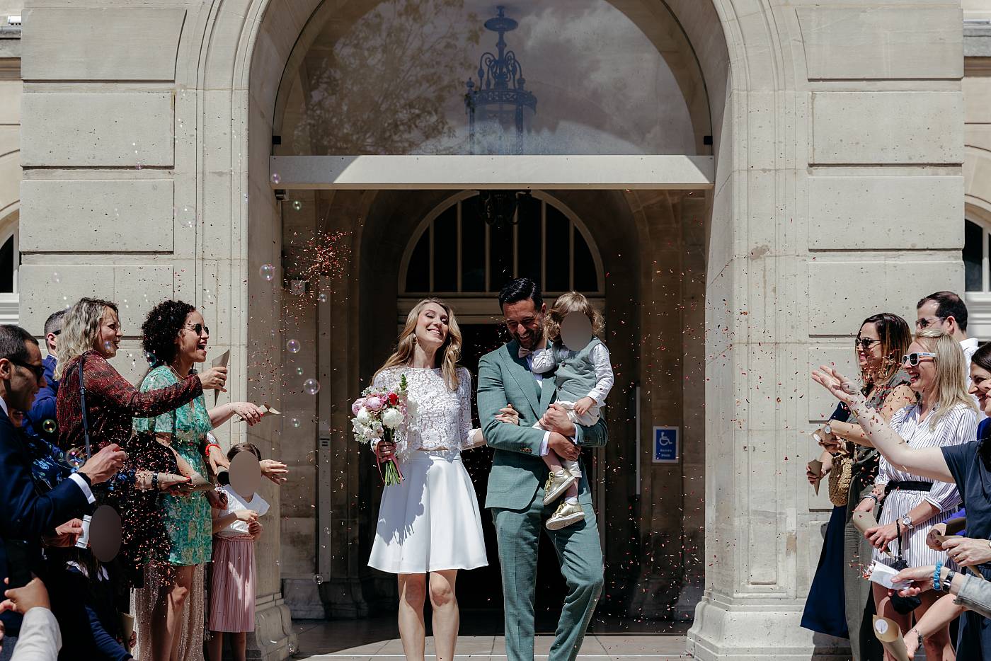 Les mariés sont accueillis par une pluie de fleurs séchées