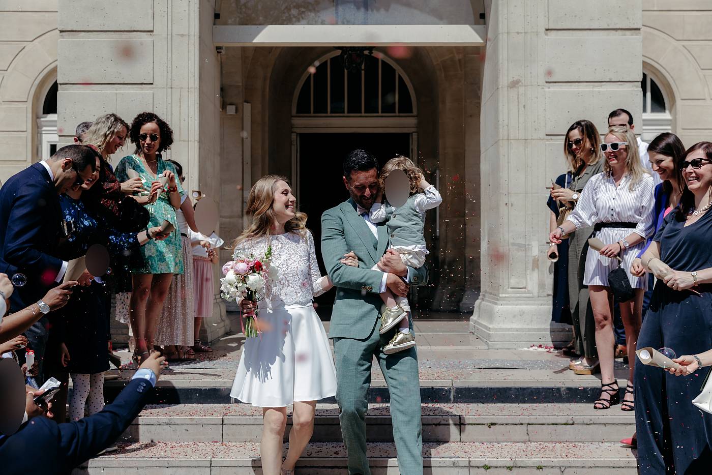 Le sourire des mariés sous les bulles et les fleurs séchées