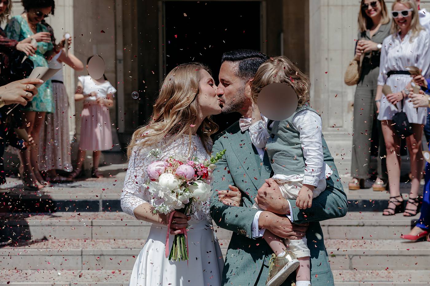 Le baiser des mariés sous une pluie de fleurs séchées