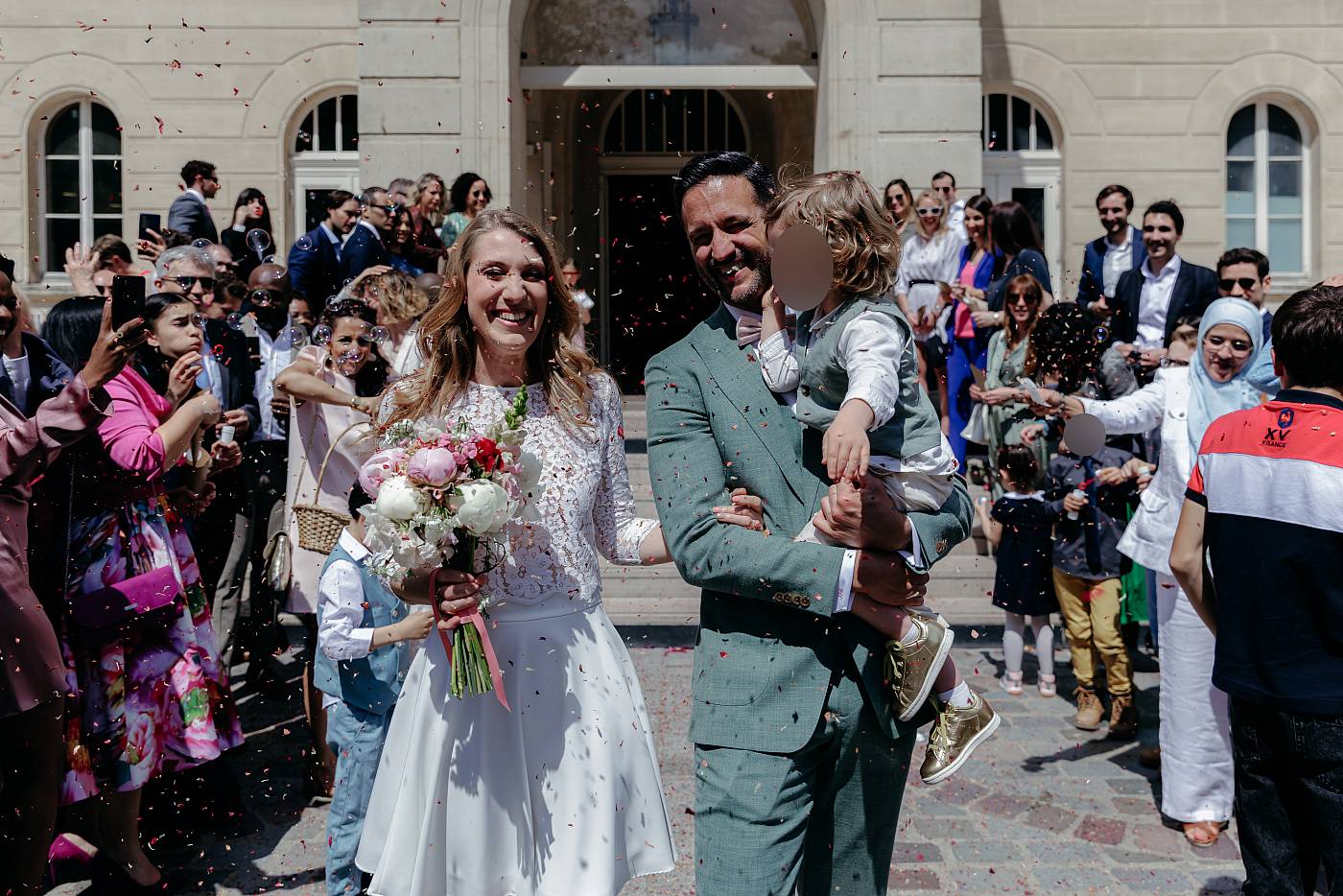 Le rire des mariés à la sortie de la mairie
