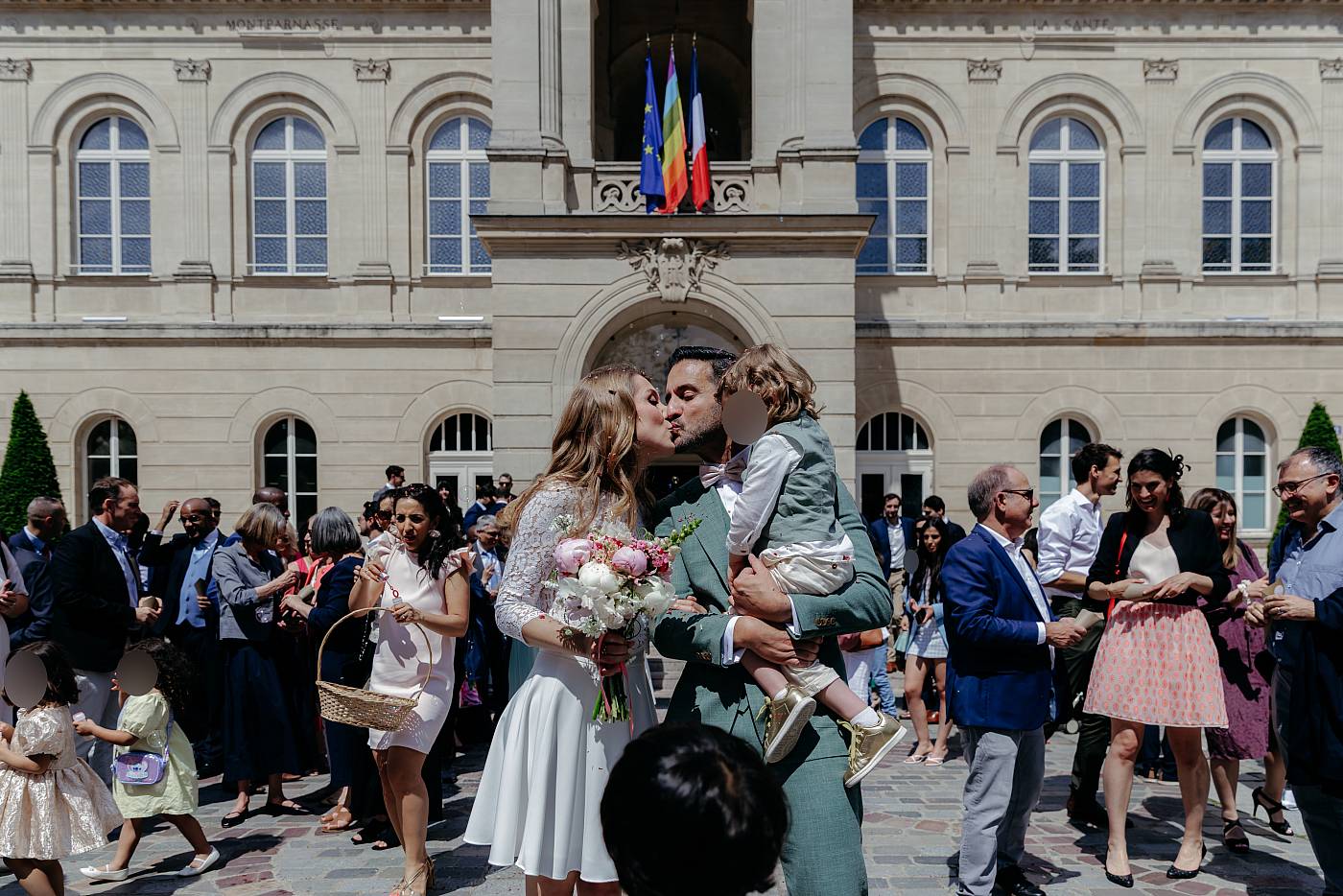 Le baiser des mariés à la sortie de la mairie