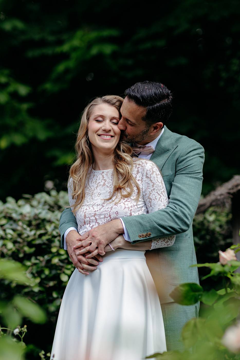 Photo de couple dans les jardins de la mairie du 14e arrondissement