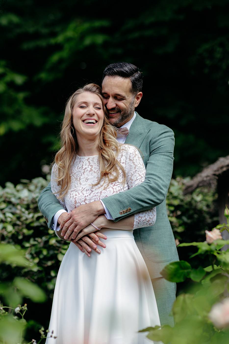 Photo des mariés dans le rosier de la mairie du 14e arrondissement