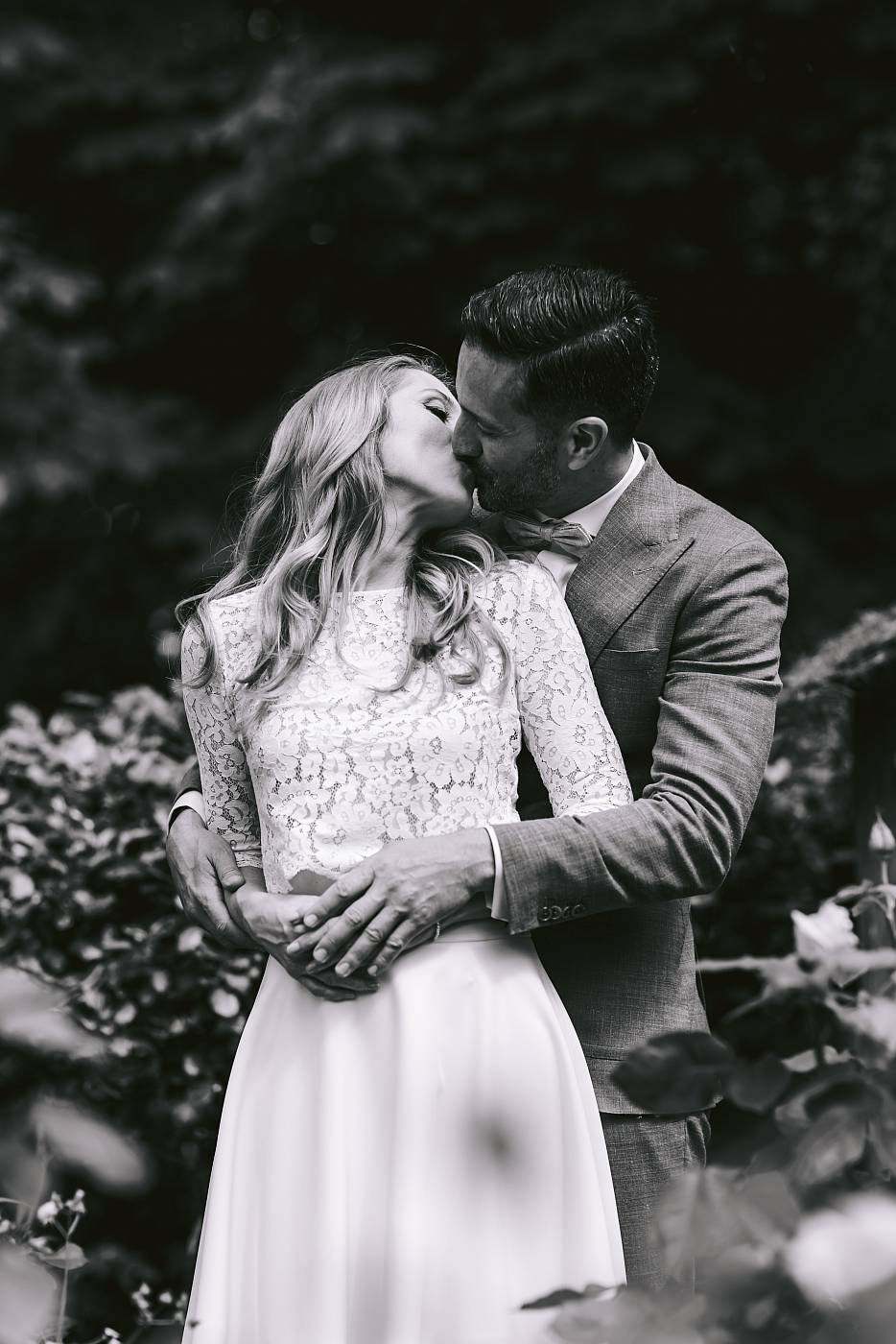 Baiser des mariés lors de la séance photo de couple