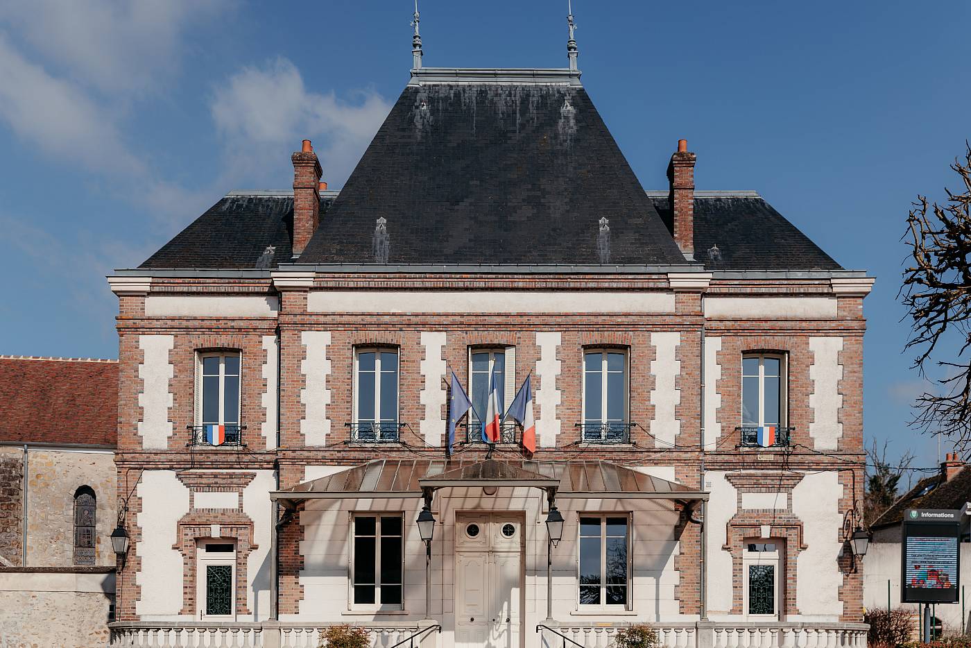 La mairie de Chartrettes en Seine-et-Marne