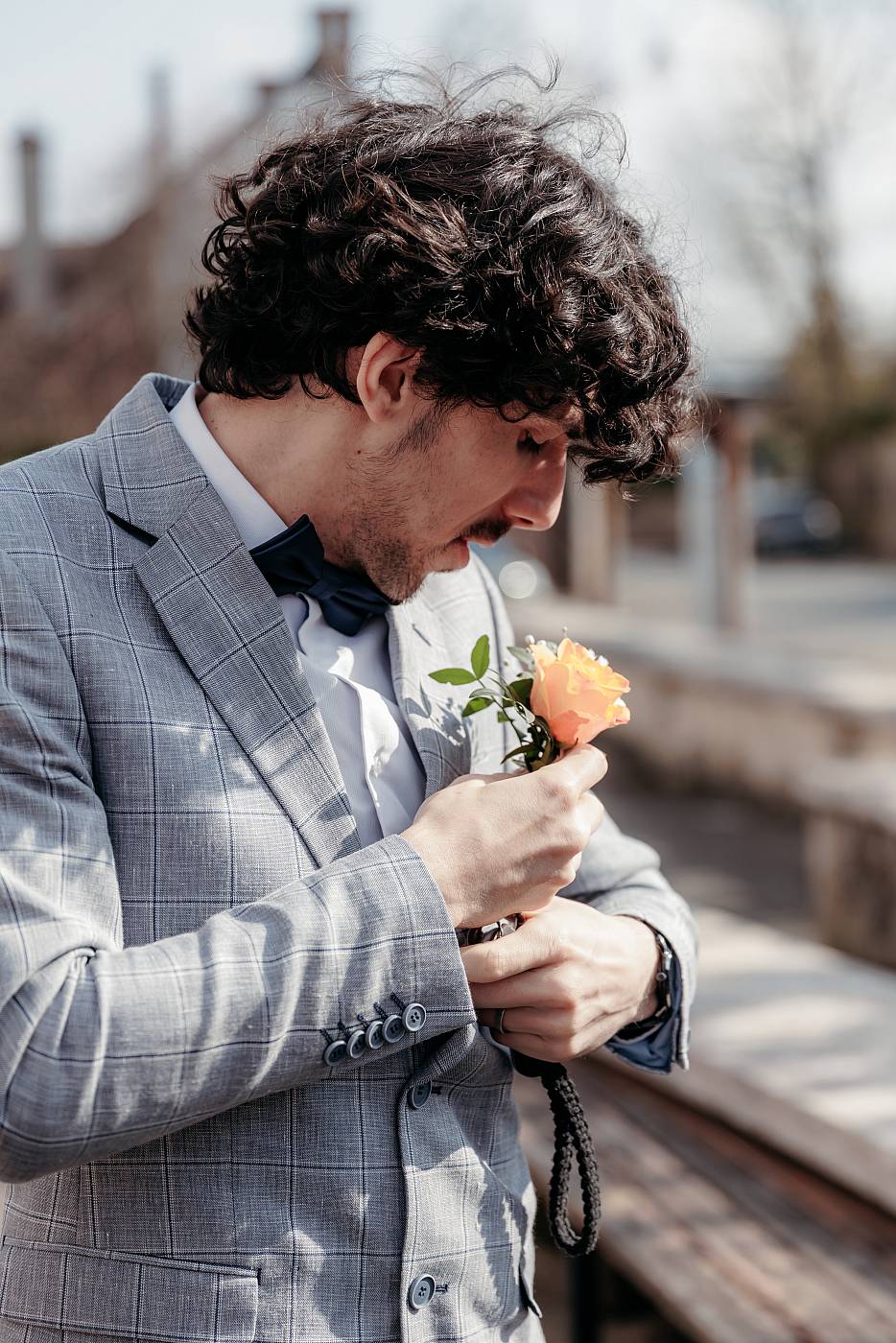 Le garçon d'honneur ajuste la rose dans la poche de son costume