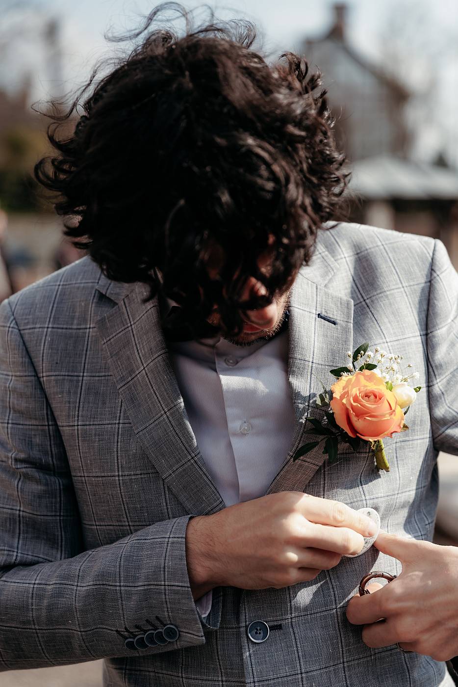 Gros plan sur la rose portée dans la poche du costume par le garçon d'honneur