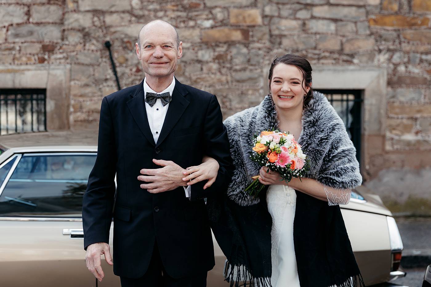 La mariée arrive au bras de son père à la mairie de Chartrettes