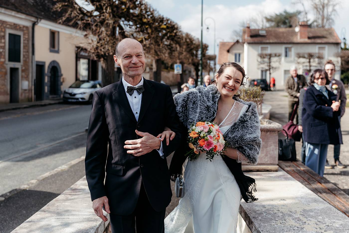 La mariée et son père avec un grand sourire aux lèvres