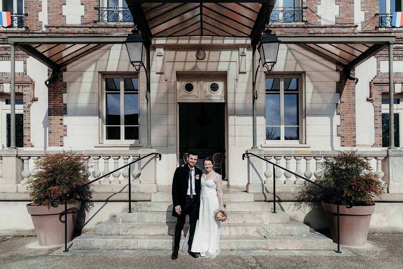 Les futurs mariés prennent la pause devant la mairie de Chartrettes en Seine-et-Marne
