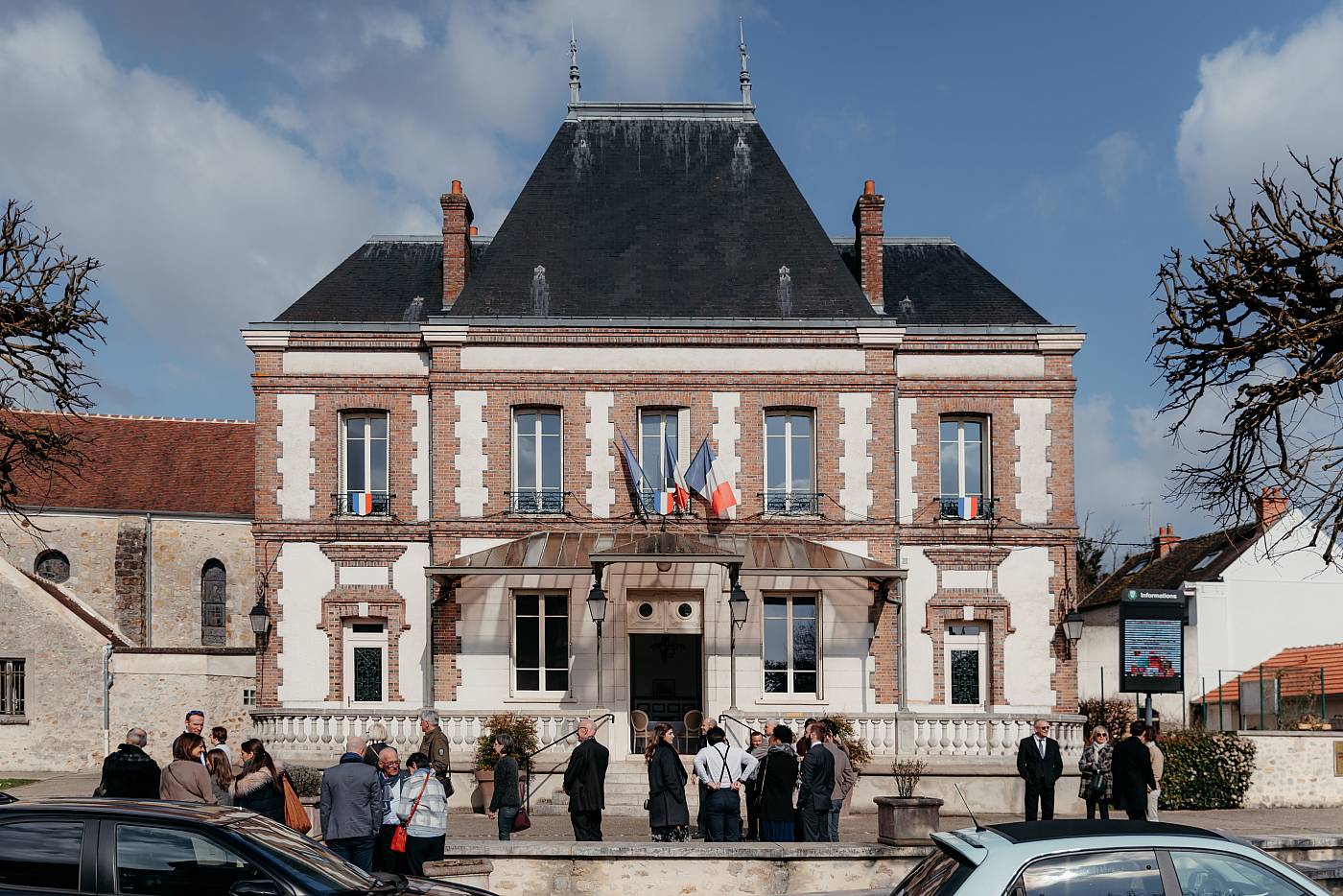 La mairie de Chartrettes avec les invités sur le parvis