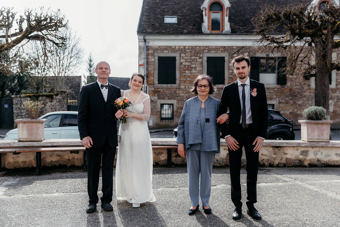 Les mariés et leurs parents s'apprêtent à faire leur rentrée dans la mairie