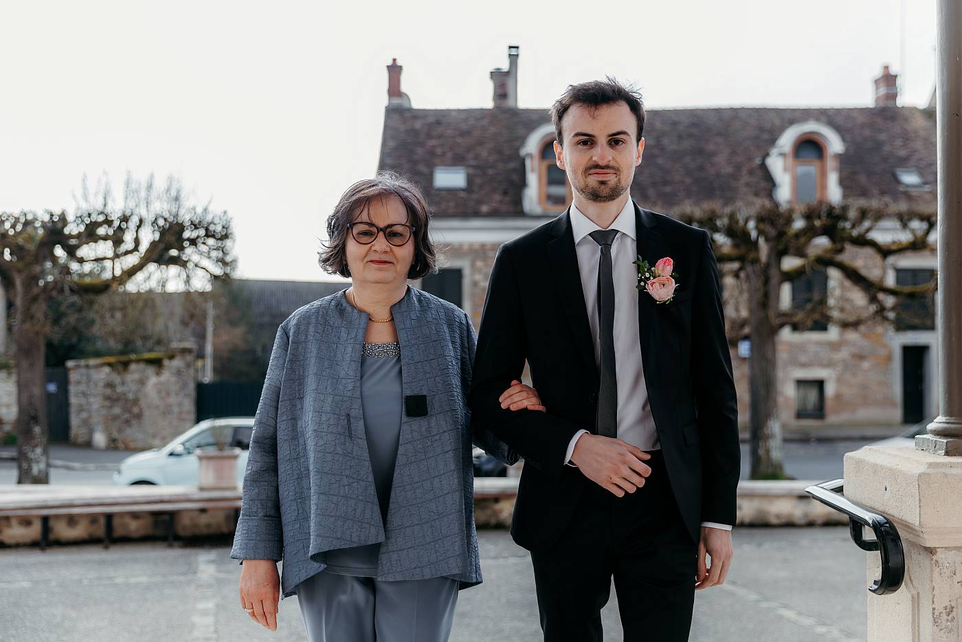 Le marié au bras de sa maman