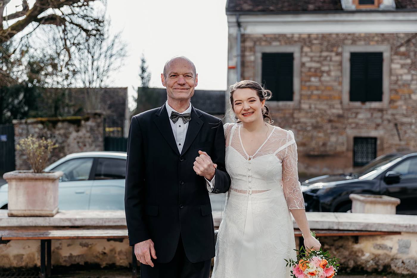 La mariée s'apprête à faire son entrée accompagnée de son père