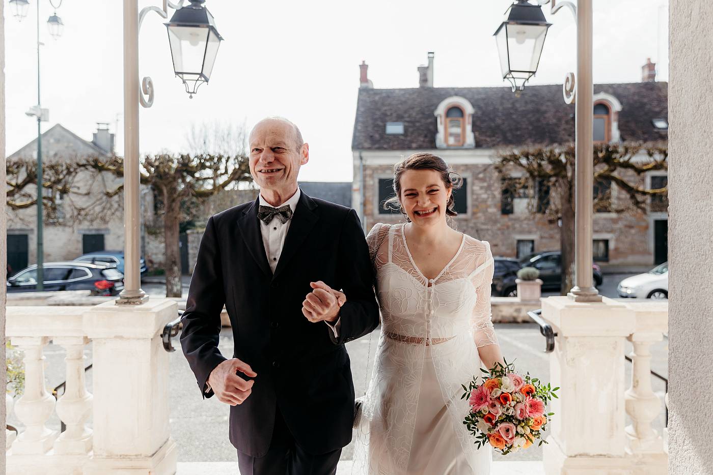 La mariée et son père entre dans la mairie de Chartrettes