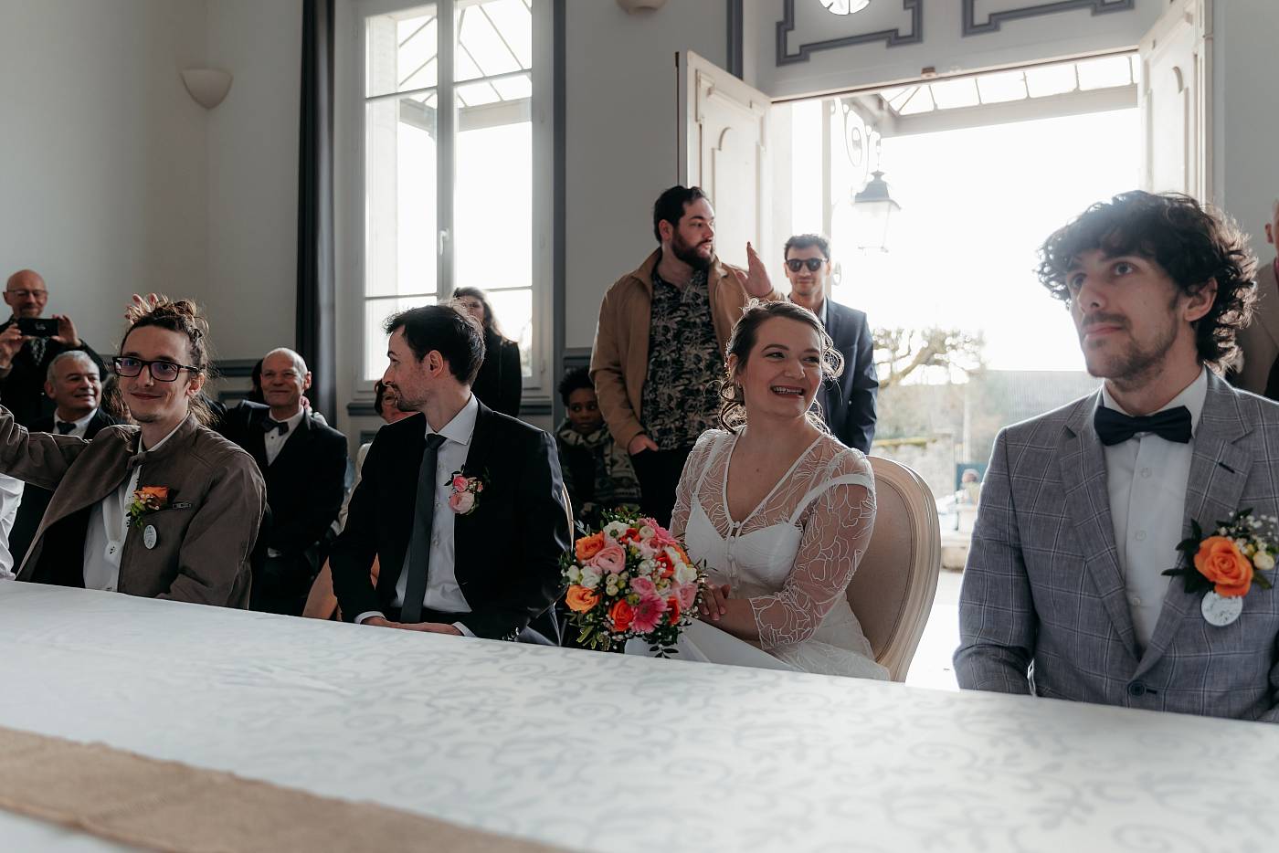 Les mariés et leurs témoins prennent place dans la mairie de Chartrettes