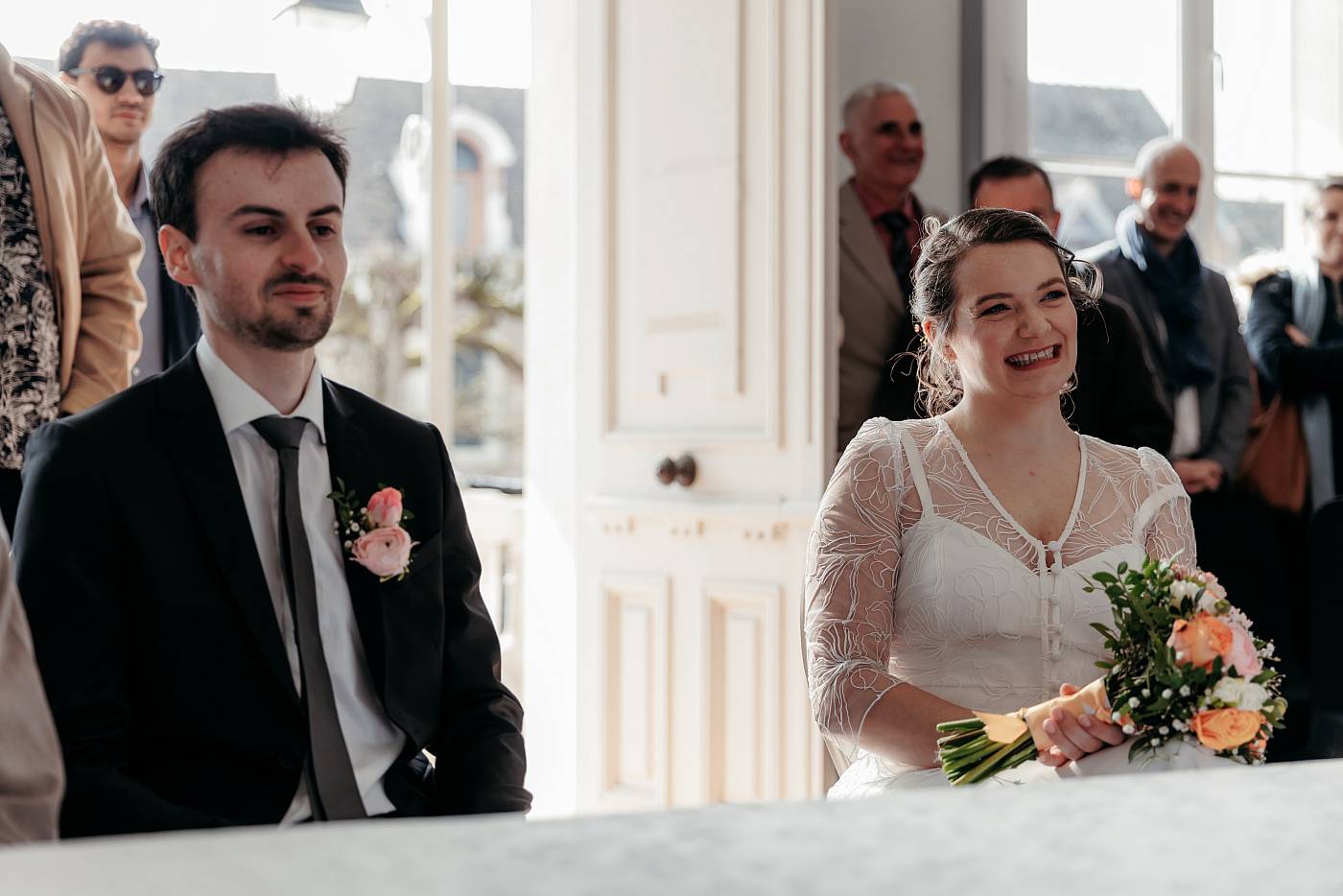 Le grand sourire des mariés devant Monsieur le maire