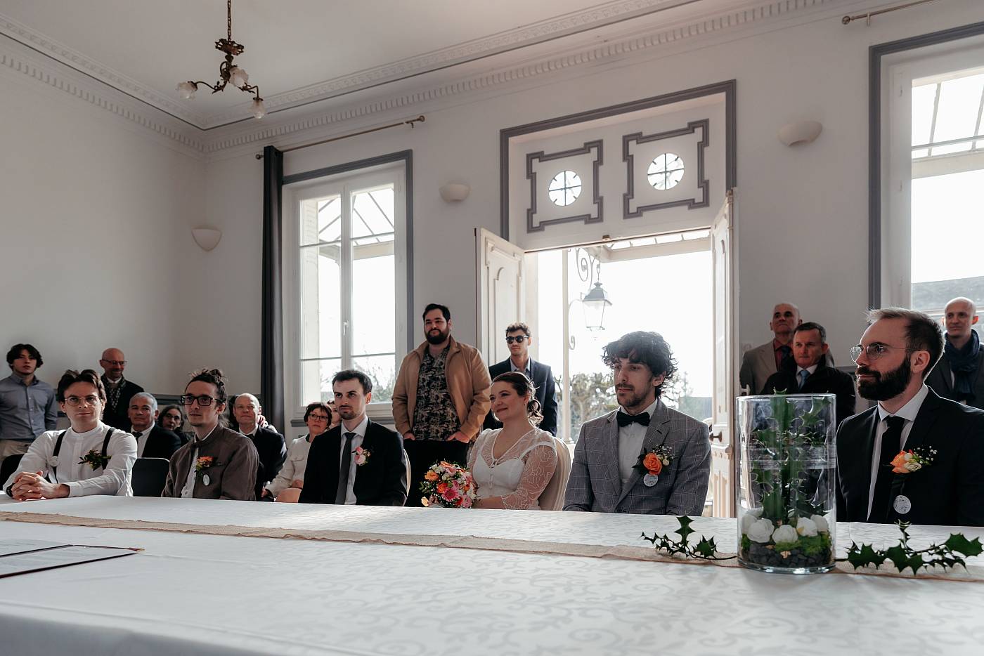 Plan large de la salle des mariages avec les invités