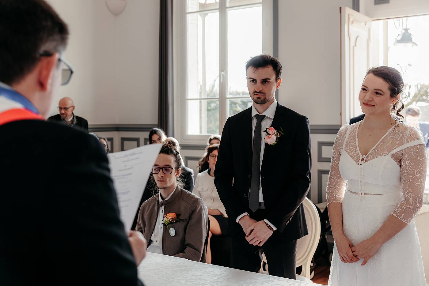 Les mariés devant Monsieur le maire pendant que ce dernier lit le code civil