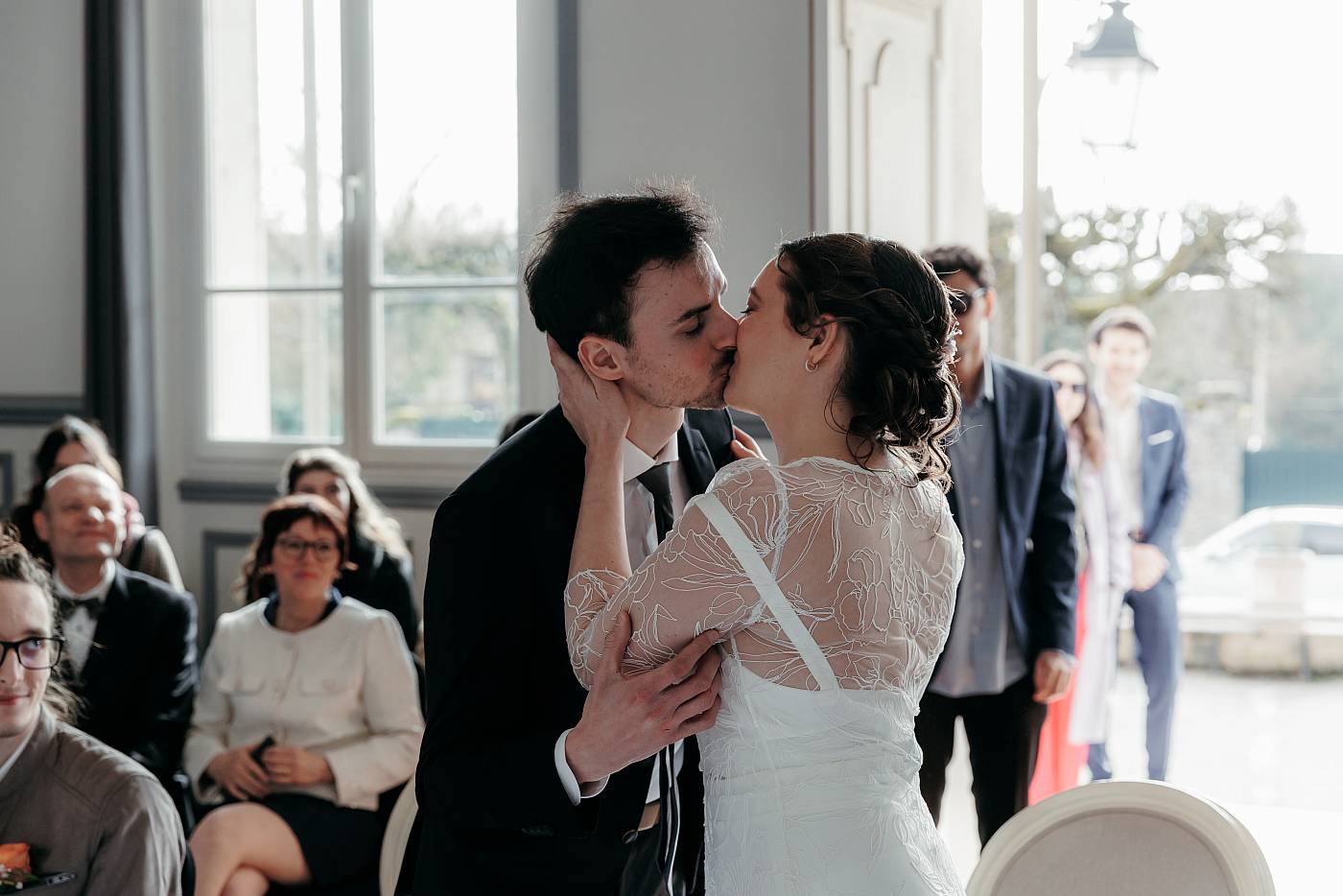 Le baiser des mariés après l'échange des consentements
