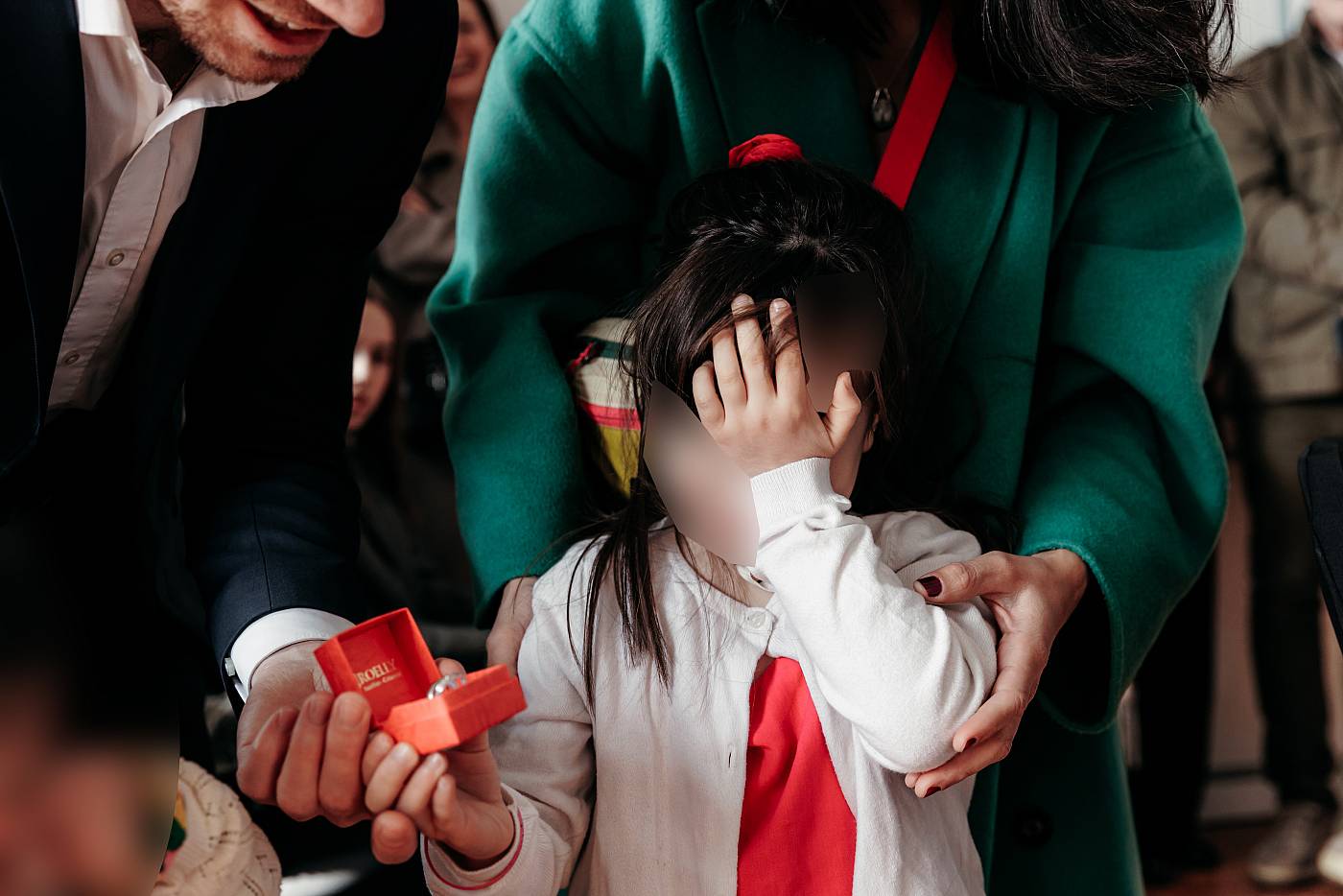 Une petite fille timide vient porter les alliances aux mariés