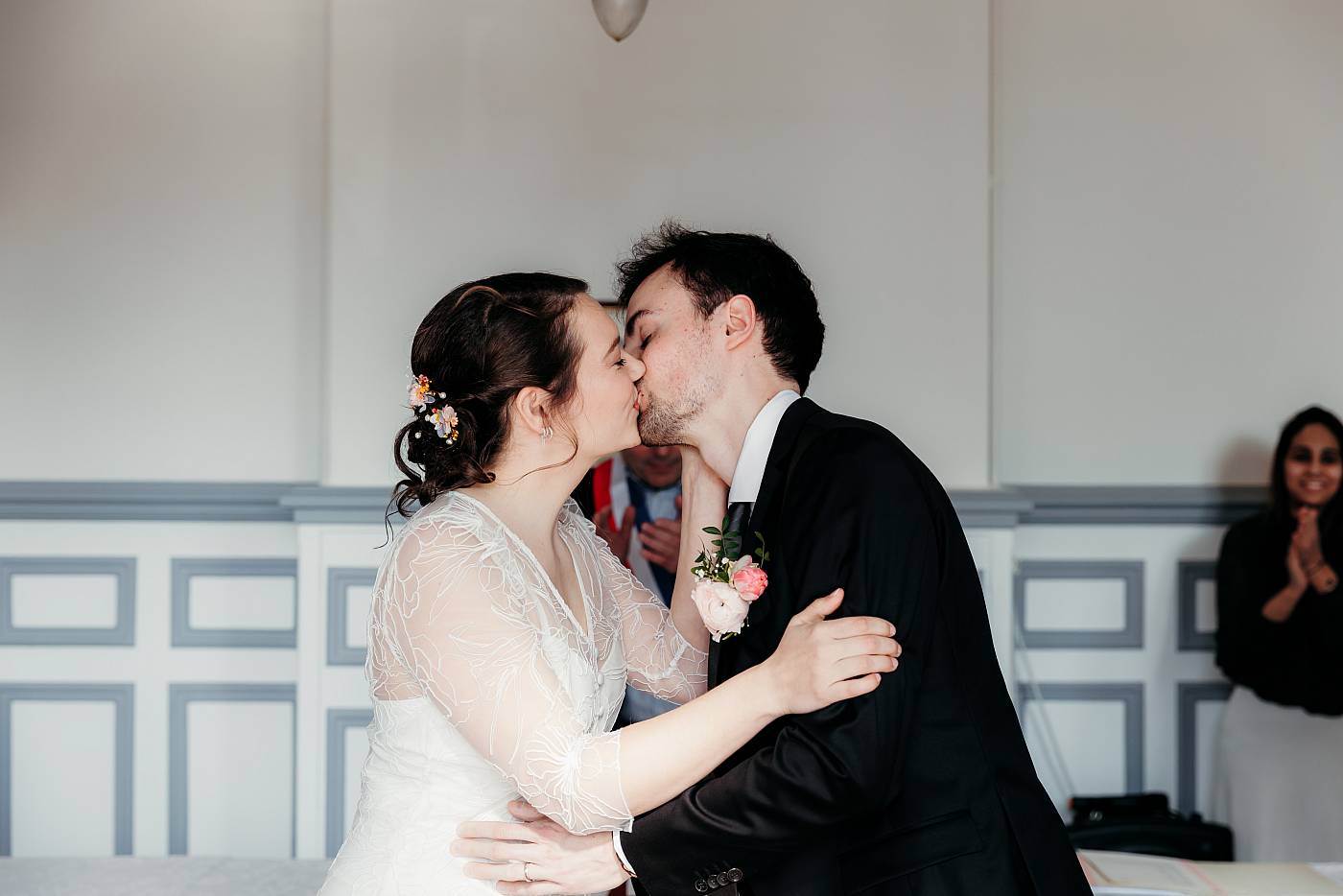 Le baiser des mariés après l'échange des alliances