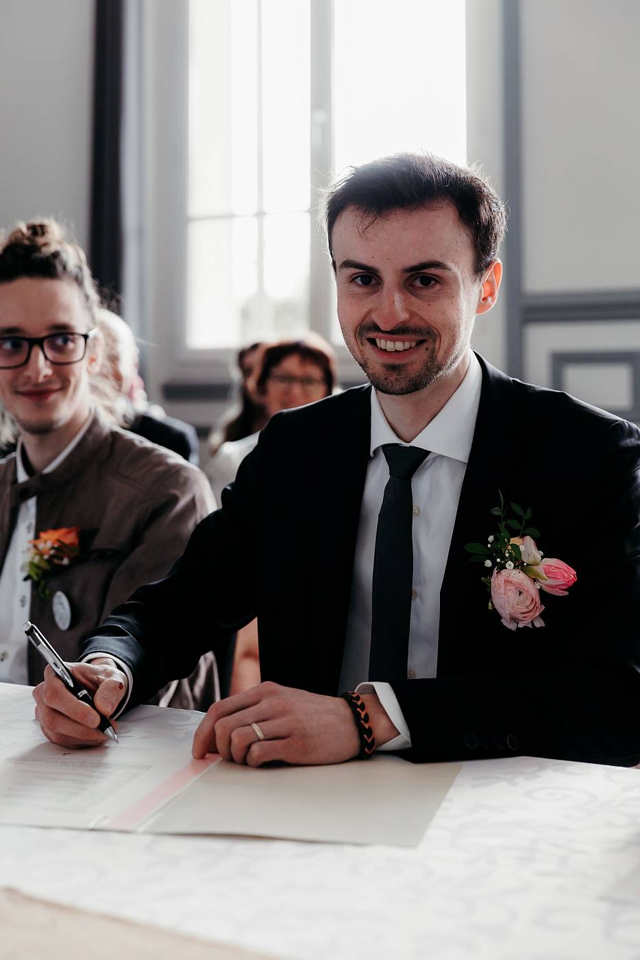 Le marié signe les registres