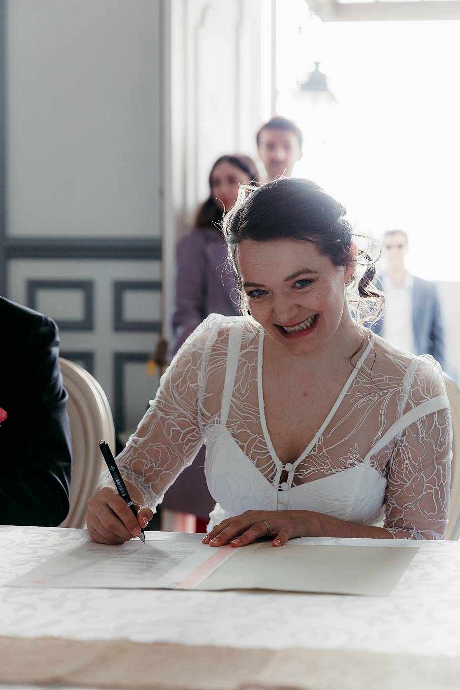 La mariée, signe les registres