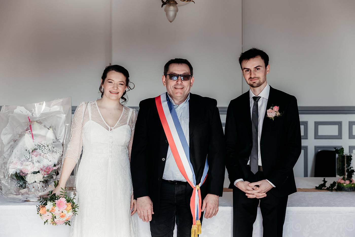 Pause formelle des mariés avec Monsieur le maire à la fin de la cérémonie civile