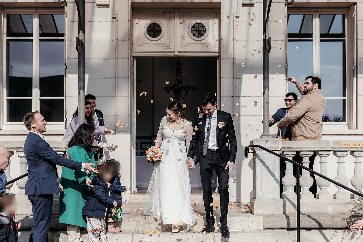 Les mariés sortent de la mairie main dans la main