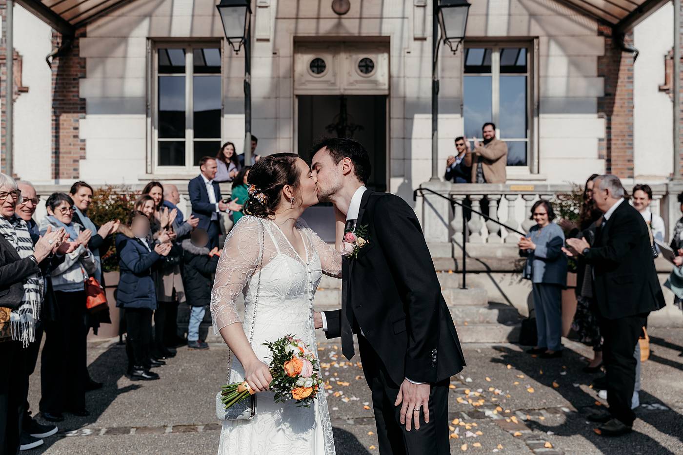Le baiser des mariés à la sortie de la mairie