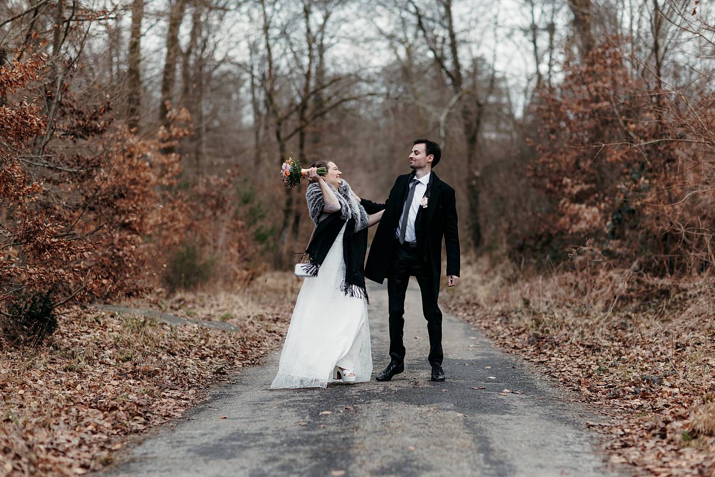 Les mariés s'amusent lors de la séance, photo de couple dans la forêt de Fontainebleau