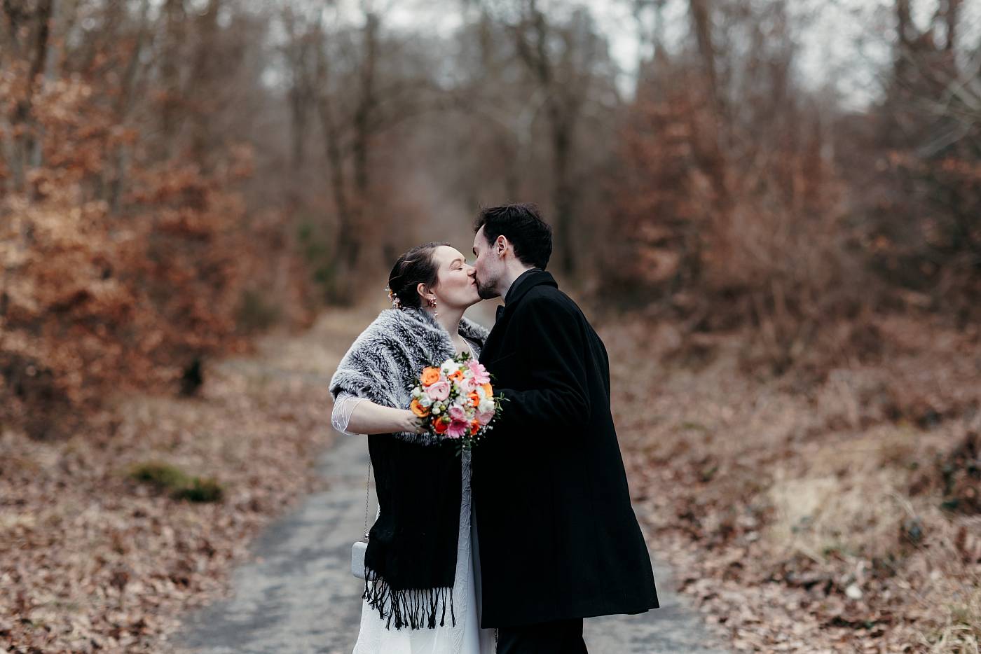 Baiser des mariés dans la forêt de Fontainebleau
