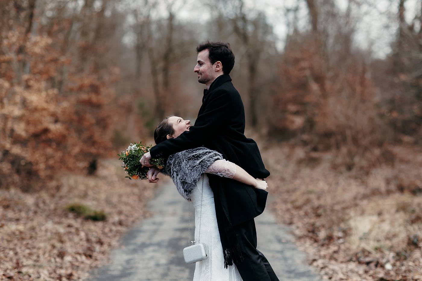 La mariée porte le marié