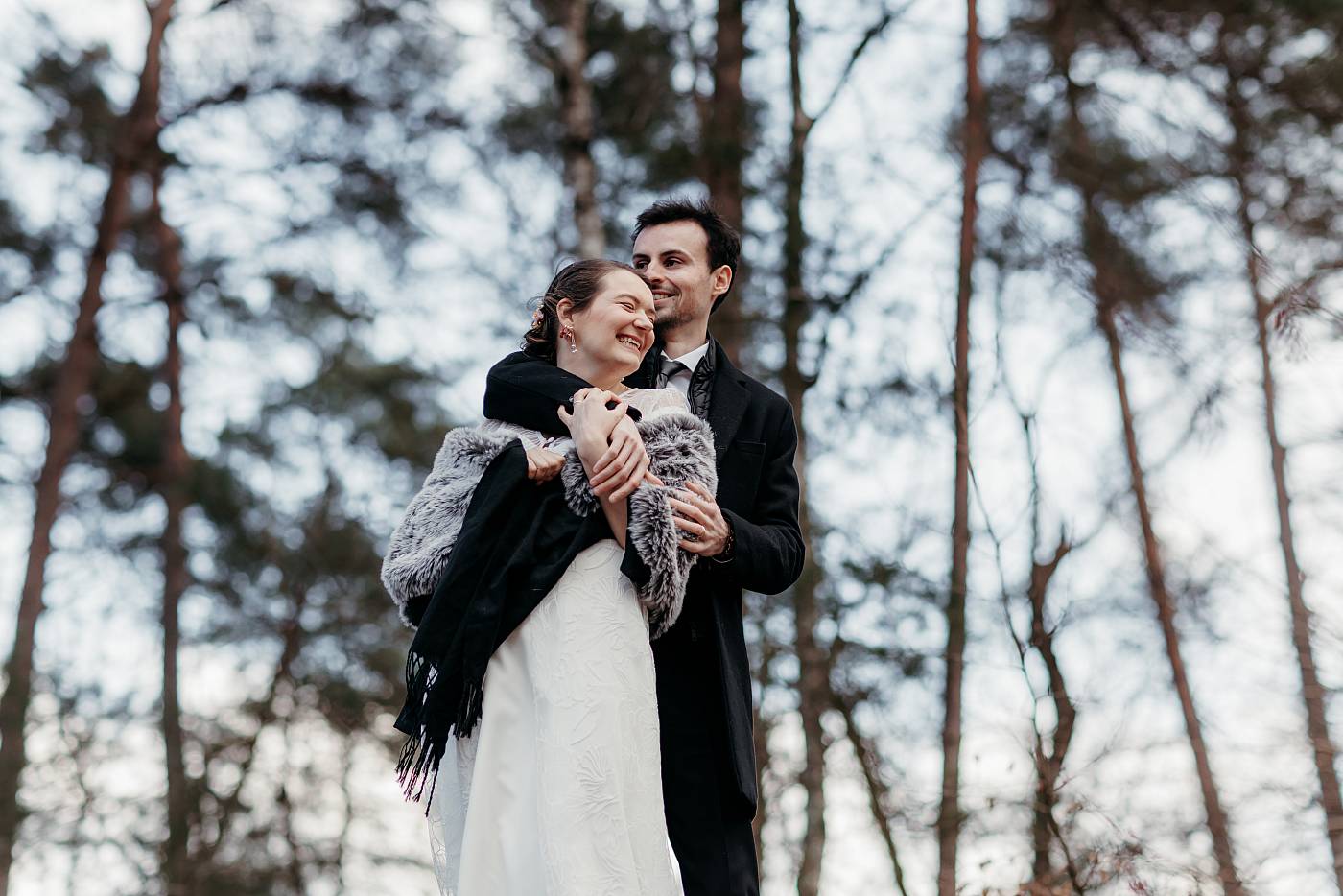 Le grand sourire des mariés lors de la séance photo de couple dans la forêt de Fontainebleau