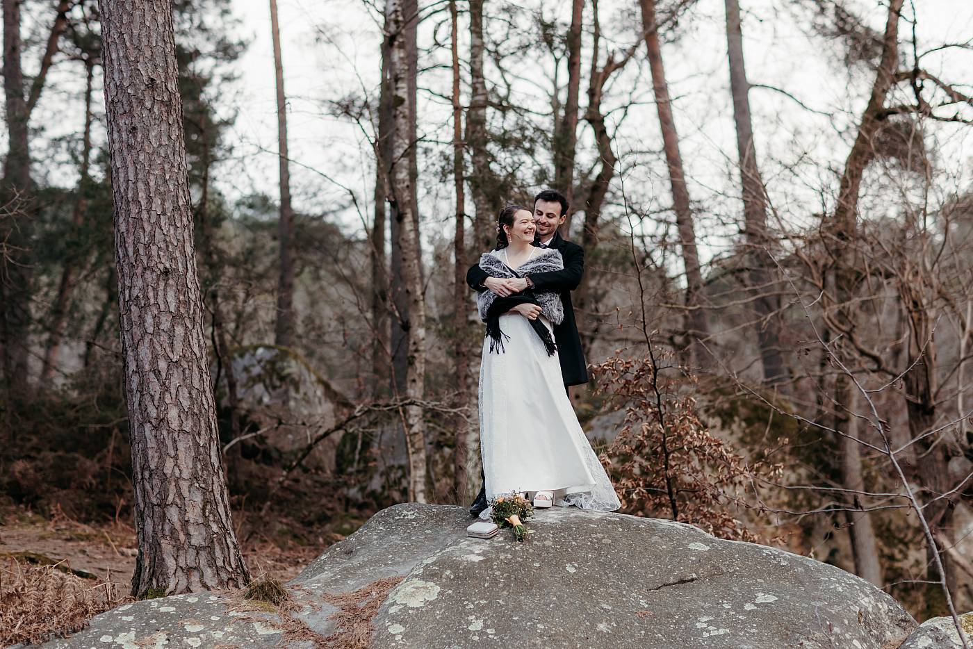 Les mariés sur une grosse pierre de la forêt de Fontainebleau