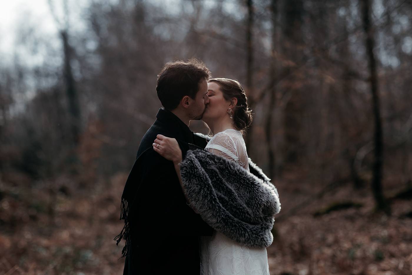 Baisers des mariés au soleil couchant dans la forêt de Fontainebleau