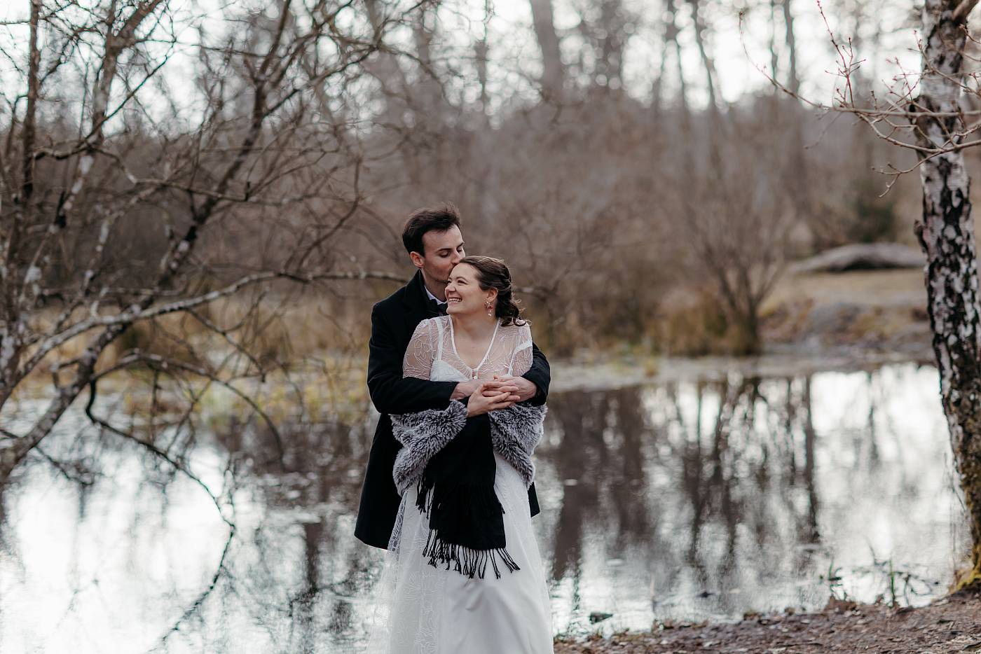 Les mariés s'amusent devant la mare aux fées
