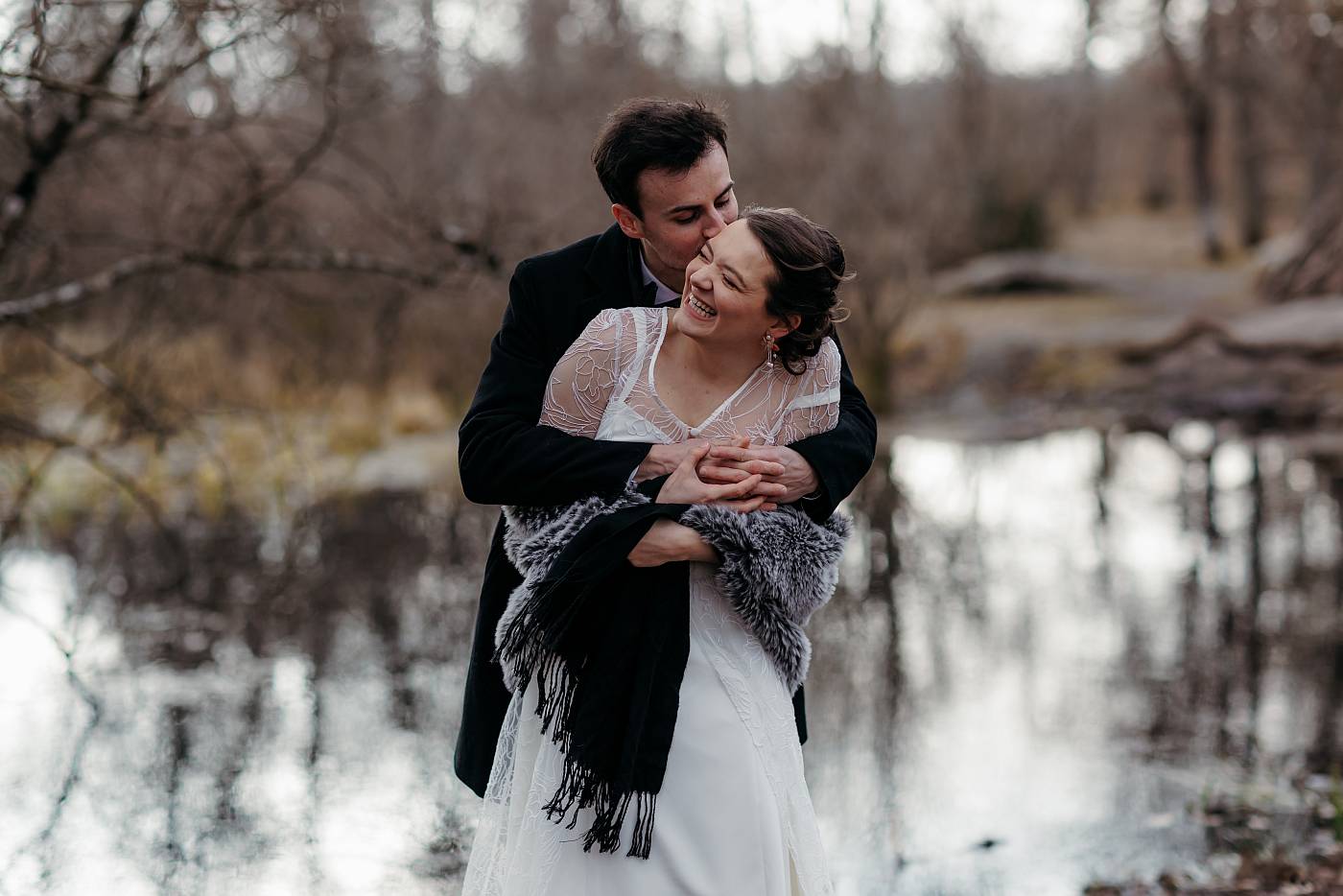 Les mariés hilares devant la mare aux fées de la forêt de Fontainebleau