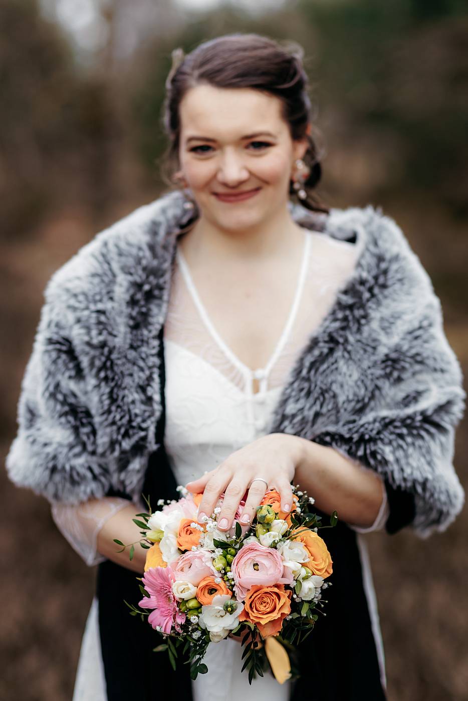 La mariée avec son bouquet et son alliance