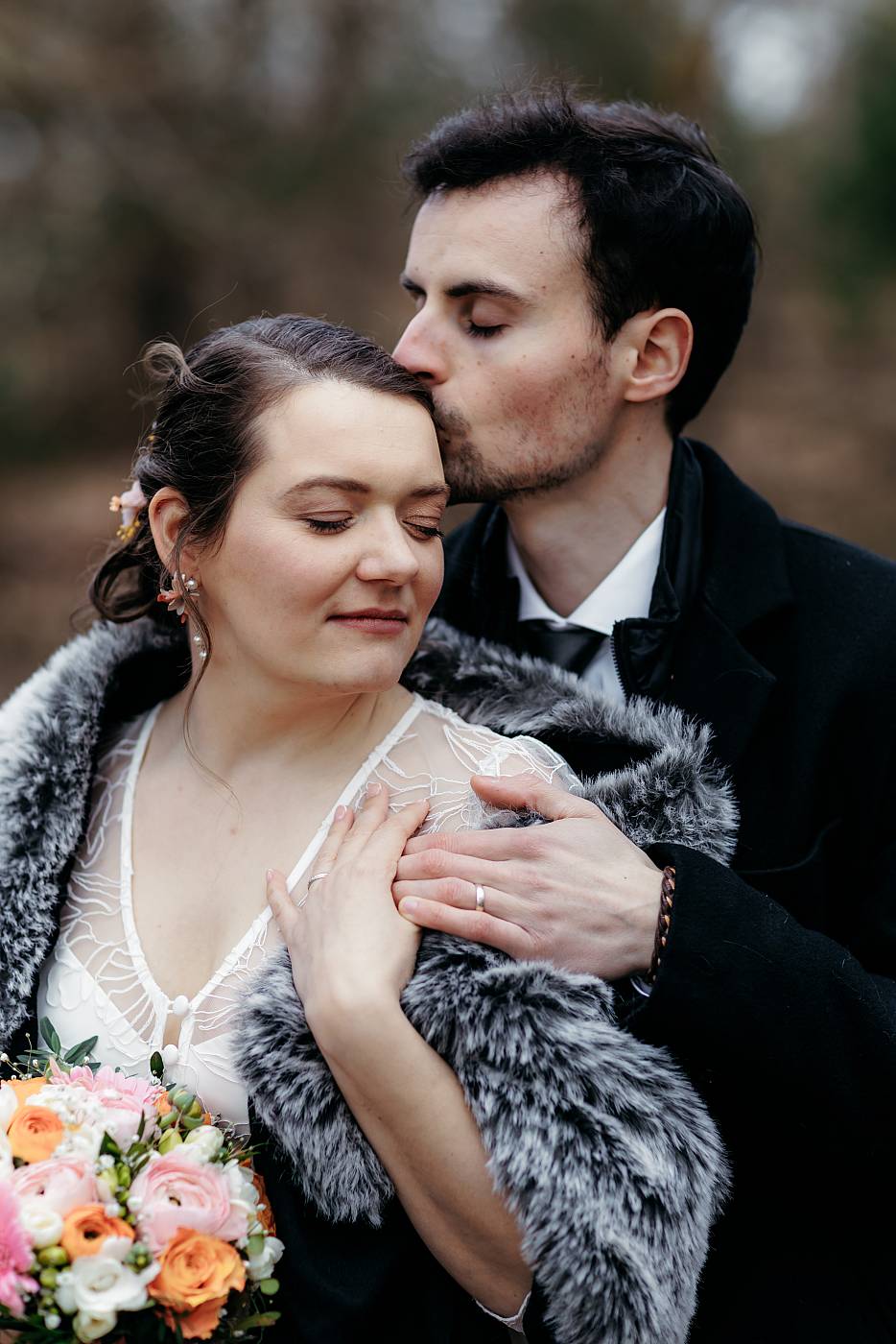 Gros plan sur les alliances des mariés