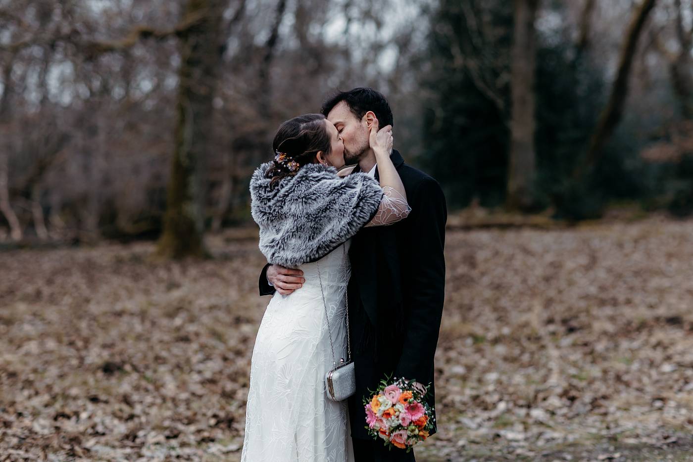Baiser des mariés au milieu de la forêt de Fontainebleau