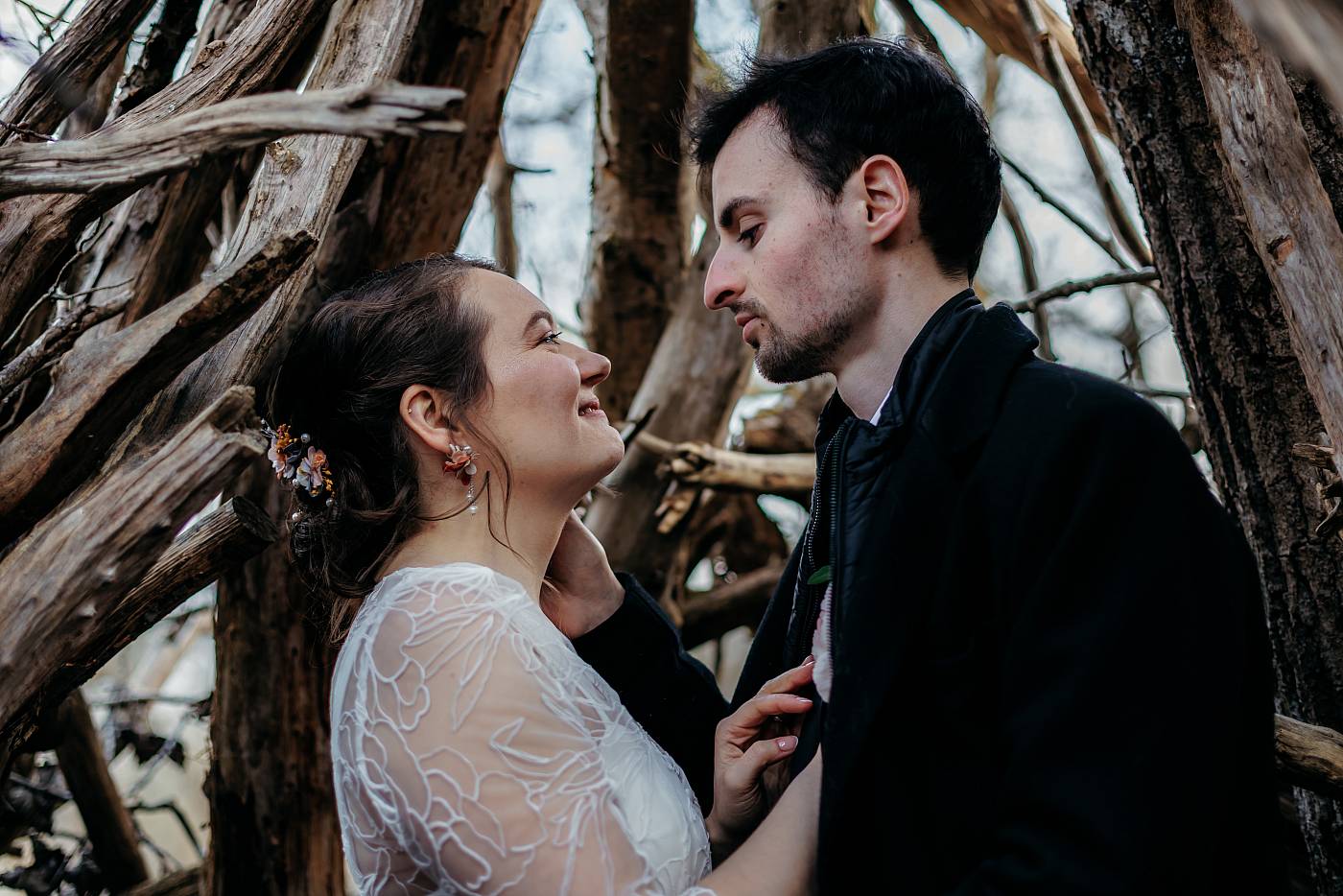 Les mariés s'amusent dans un petit abri en bois dans la forêt de Fontainebleau