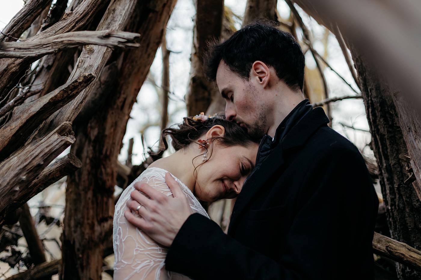 Les mariés passent un moment tendre et romantique sous une petite cabane en bois