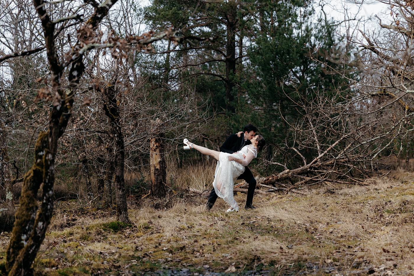 Les mariés effectuent la pose du Wedding Dip dans la forêt de Fontainebleau