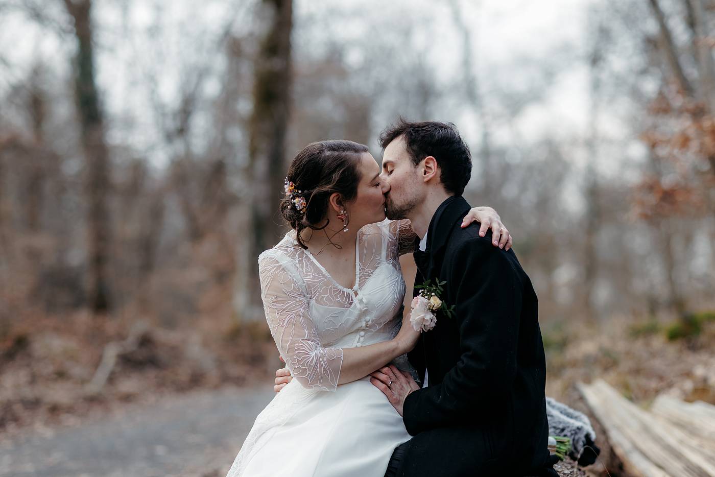 Baiser des mariés sur chemin de la forêt de Fontainebleau
