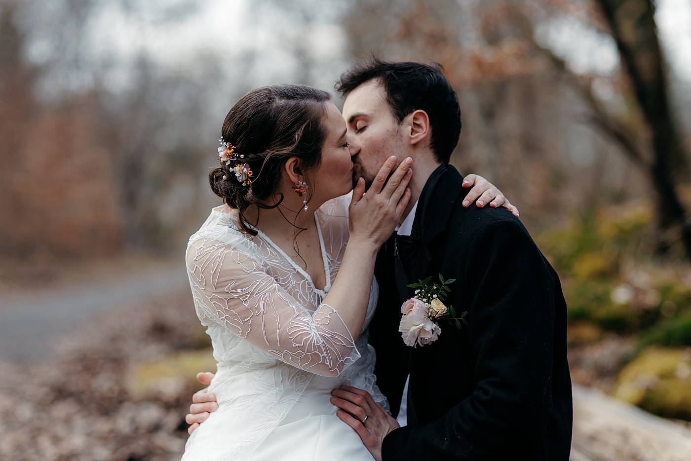 Séance photo de couple dans la forêt