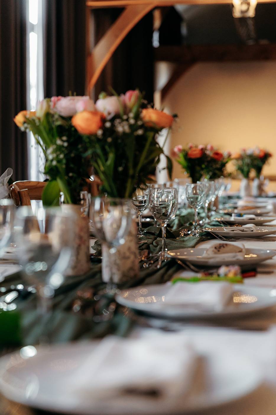 Gros plan sur les décorations de la table de réception