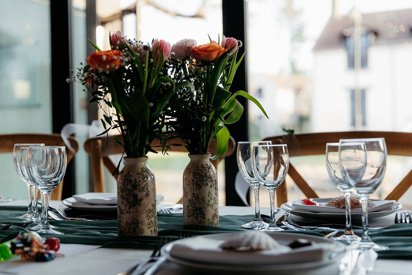Les fleurs sur la table de réception