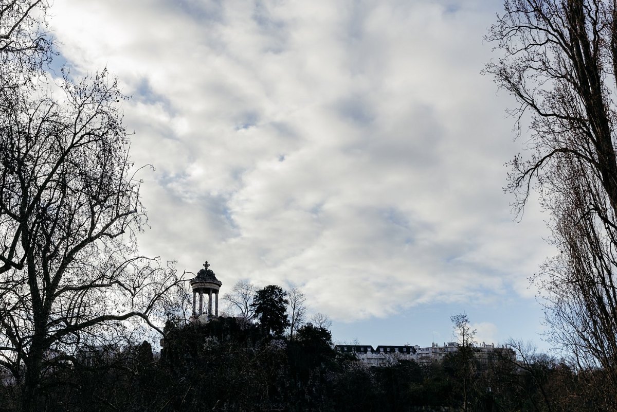 Vue sur les Buttes-Chaumont en face de la mairie du 19ème arrondissement de Paris